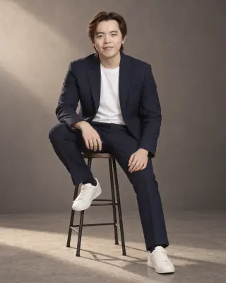 ตัวอย่างภาพ AI: นั่งเก้าอี้สูง