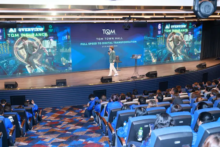 มุมหลังผู้เข้าร่วม มองไปยังโมชิบนเวที TQM Town Hall