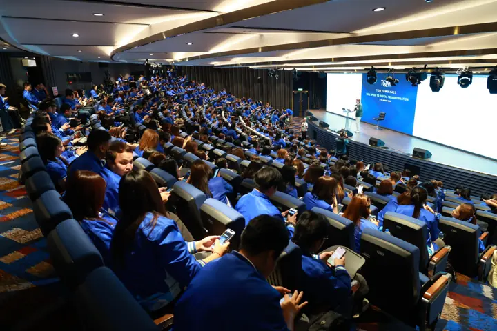 ภาพจากด้านหลังห้อง เห็นแถวผู้เข้าร่วมและเวที TQM Town Hall
