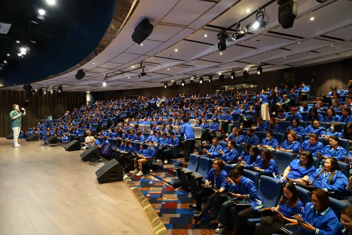 ภาพมุมกว้างจากเวที เห็นโมชิและผู้เข้าร่วมงาน TQM Town Hall