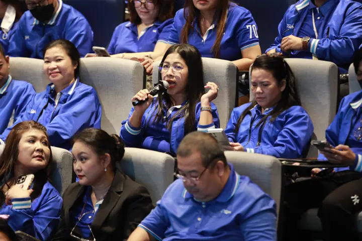 ผู้ร่วมงาน TQM พูดคุยและแลกเปลี่ยนระหว่างบรรยาย